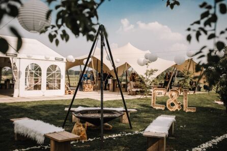 Festival bruiloft in de openlucht, trouwen op een camping