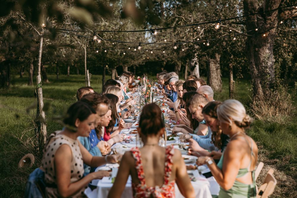 Trouwen in een appelgaard met diner aan lange tafel