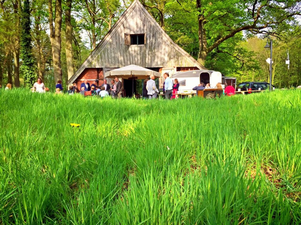 Festivalbruiloft locatie in de bossen bij de Duitse grens