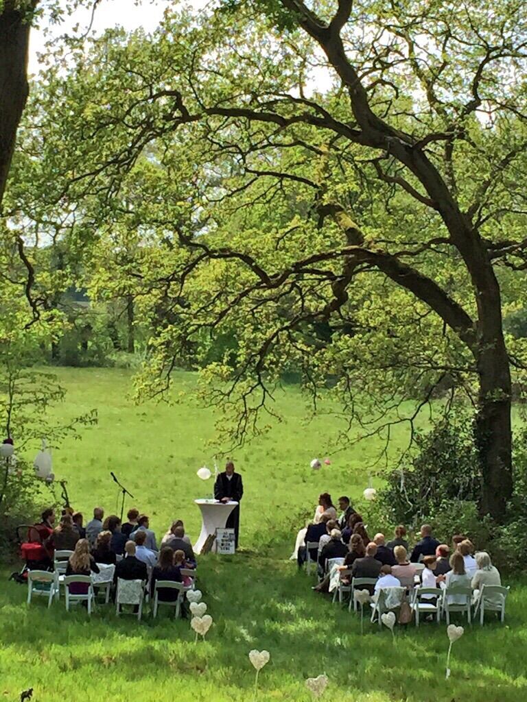 een bruiloft op een open plek in het bos
