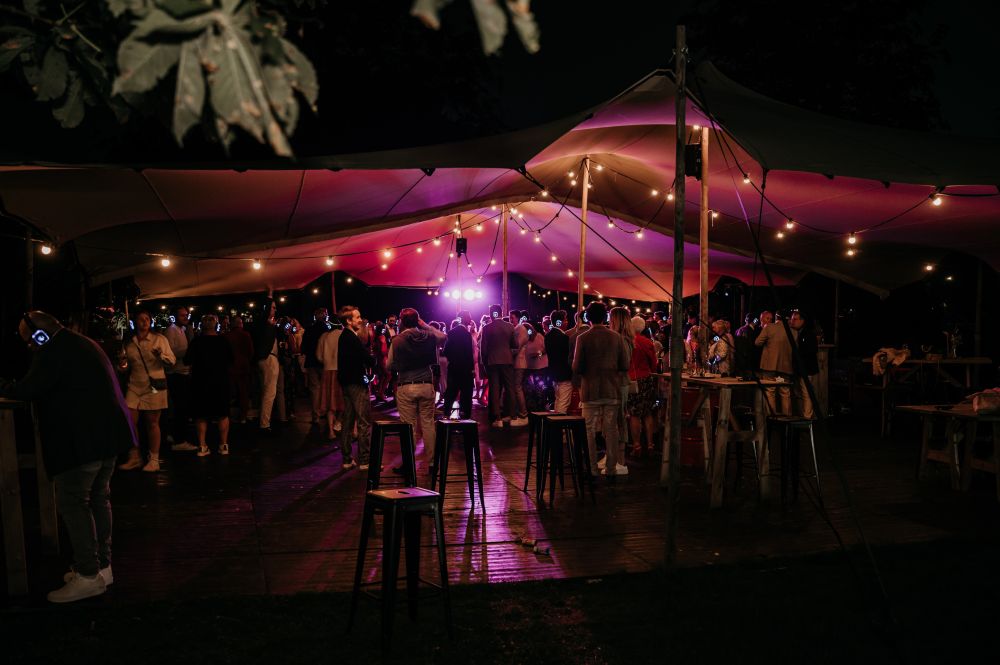 silent disco onder een stretchtent