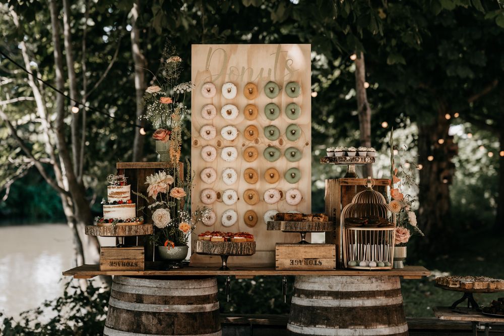 sweettable op je bruiloft met donuts, aansnijdtaart, kleine zoete hapjes