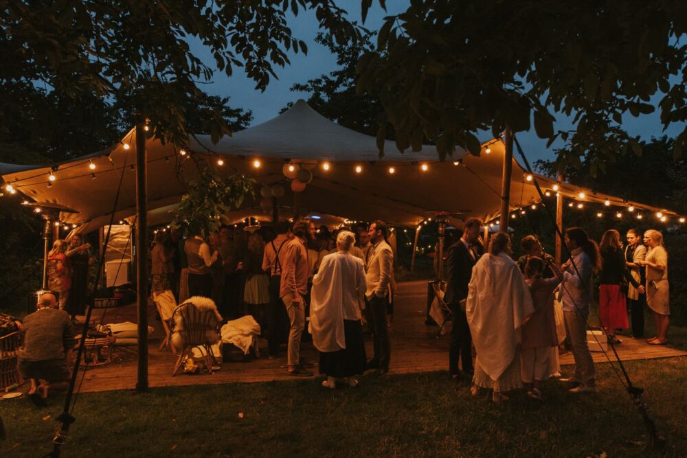 Huwelijksfeest onder tent buiten